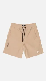 Bermuda color beige con cintura elástica ajustable con cordón negro, bolsillos laterales y logo de la marca bordado en blanco en la pierna derecha.