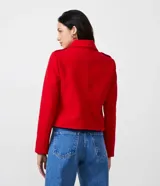 Saco femenino color rojo, de tejido polivelour, con cuello solapa, manga larga y diseño cruzado abotonado con botones dorados.
