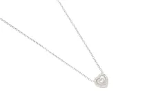 Collar de acero con dije de corazón de tres niveles. El nivel exterior está engastado con circonias, el nivel medio con nácar y el corazón central con una circonia flotante.