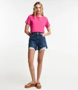 Blusa básica de algodón color tostado, de manga corta con dobladillo y nudo frontal.