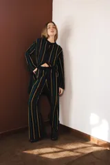 Camisa tejida color borgoña con rayas verticales blancas, escote redondo, botones frontales, mangas anchas 3/4 y aberturas laterales.