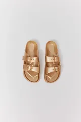 Sandalias de goma color dorado con doble tira y hebillas ajustables.