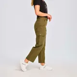 Pantalón cargo marrón con corte recto, bolsillos laterales con solapa y cierre con cremallera y botón.