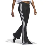 Calza Adidas negra con corte ajustado, cintura elástica, perneras acampanadas y tres rayas blancas en los laterales.
