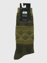 Calcetines largos de hombre color verde oliva con diseño jacquard de la cabeza de Yoda y franjas horizontales en tonos de verde más oscuro. La planta del pie tiene una inscripción.