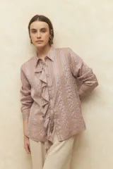 Camisa de manga larga con estampa a rayas y volados frontales, botones de nácar y ajuste clásico.