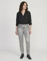 Jegging de corte slim, color gris metalizado, con pretina ancha elastizada y bolsillos delanteros y traseros.