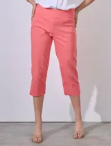 Pantalón capri en gabardina elastizada, color naranja, con pretina ancha y corte recto.