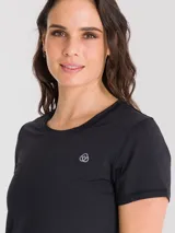 Remera deportiva color verde claro, de manga corta y cuello redondo.