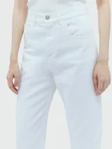 Pantalón blanco de tiro alto y corte recto.