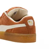 Championes Puma Suede XL color lila con detalles en blanco y suela color caramelo.
