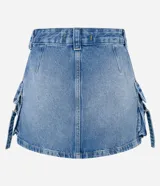 Minifalda de jean gris con efecto marmolado, trabillas en la cintura, cierre frontal y bolsillos cargo laterales con hebillas y lazos ajustables.