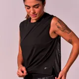 Musculosa deportiva negra de corte holgado.