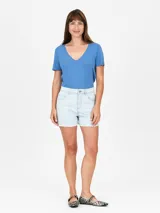 Short de jean de tiro alto color celeste con efecto lavado, corte ajustado y ruedo desflecado.