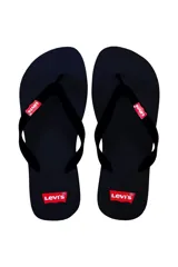 Chinelas negras con tiras de tela y logo de Levi's en rojo.