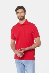Remera polo color bordó de piqué liso, con cuello en rib y botones personalizados.