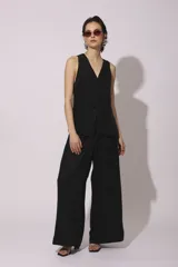 Chaleco negro de vestir con escote en V y cierre frontal de botones.