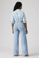 Pantalón de jean celeste de tiro medio y corte wide leg.