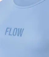 Remera deportiva de manga corta y cuello redondo, color celeste claro, con la palabra "FLOW" estampada en el pecho.
