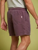 Short de baño color azul marino, con cintura elástica y cordón ajustable.