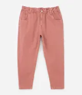 Pantalón clochard de jeans color rosa viejo, con cintura fruncida, cierre por botón y cremallera, pequeño bolsillo delantero y bolsillos delanteros y traseros.