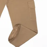 Pantalón cargo color marrón con cintura elástica ajustable con cordón, bolsillos laterales y traseros con solapa y botón a presión. Corte recto.