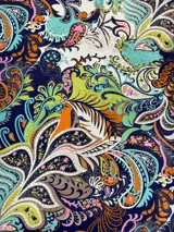 Pañuelo de gasa con estampado paisley multicolor sobre fondo azul.