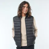 Chaleco acolchado negro con cierre frontal y cuello alto. Diseño liso e impermeable.