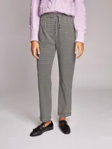 Pantalón pijamero estampado de tiro medio, con cintura elástica ajustable y dos bolsillos delanteros.