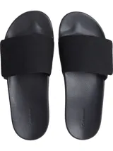 Ojotas negras Calvin Klein con tira ancha de lona con logo en el frente.