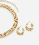 Conjunto de collar corto con cadena de eslabones dorados y caravanas tipo aro con eslabones dorados.