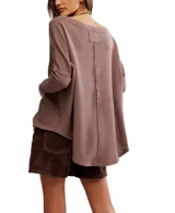 Sweater oversized de punto waffle color marrón topo, con escote redondo y mangas largas tipo dolman, de silueta amplia y cómoda.