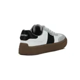 Championes urbanos de hombre, estilo retro, con capellada combinada en blanco, gris claro y negro. Presentan una franja lateral negra con la inscripción "COUNTRY" en blanco y suela gruesa de goma color marrón.