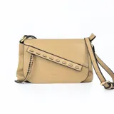 Bandolera de cuero ecológico color beige con solapa, detalles de costuras y correa ajustable.