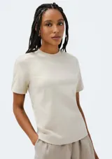 Remera marrón de algodón con cuello redondo y mangas cortas.