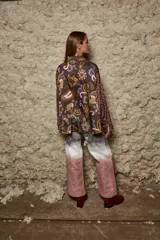 Camisa holgada estampada con motivos paisley en tonos marrón, beige y azul. Tiene cuello solapa, mangas largas y cierre frontal con botones.