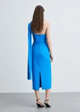 Vestido midi azul eléctrico de fiesta, con escote asimétrico y manga larga con abertura lateral.