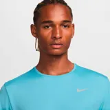 Remera de running Nike Dri-Fit Uv Miler color celeste con logo reflectivo en el pecho.