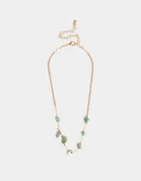 Collar doble con cadena dorada, una corta con esferas y otra larga con piedras naturales de color verde agua.