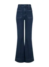 Pantalón de denim azul oscuro, corte acampanado, tiro alto, pretina con trabillas, cierre de botón y cremallera, cuatro bolsillos, ribete vertical y pespuntes.