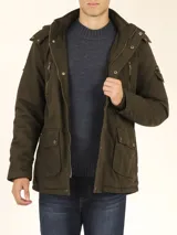 Campera de abrigo estilo largo, forrada interiormente, con múltiples bolsillos y capucha desmontable.
