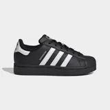 Championes Adidas Superstar negros con las tres tiras blancas a los costados y talón plateado.