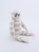 Perezoso de peluche a rayas horizontales color blanco y beige, con ojos y boca bordados.