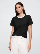 Remera negra de cuello redondo con ribete blanco.