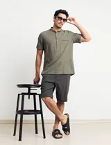 Camisa manga corta color verde militar, cuello mao y botones de coco.