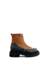 Bota de cuero tostado con cierre metálico YKK, diseño robusto y suela de goma.