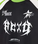 Remera de poliéster negra con mangas raglán verde lima y detalles blancos en los hombros. Presenta estampados con tipografías y gráficos en blanco en el frente.