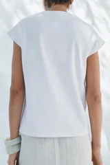 Remera color ladrillo con cuello redondo y mangas cortas.