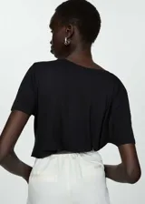 Remera negra de manga corta con cuello en V.