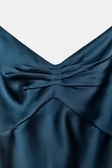 Vestido corto azul petróleo de satén, con escote en pico, tirantes finos, frunces en el busto y espalda descubierta.